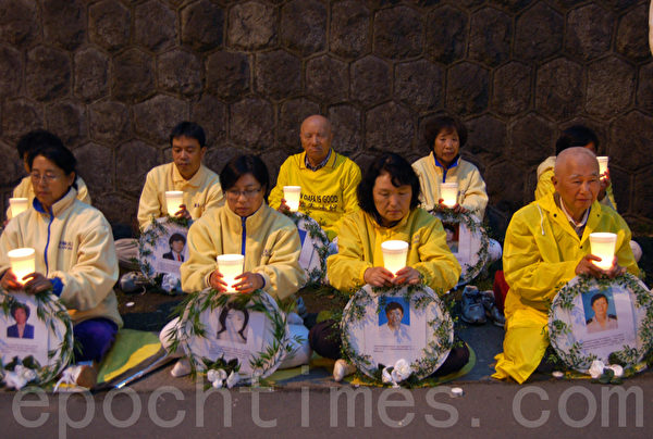 溫哥華法輪功學員2012年7月20日晚,在中領館前悼念被迫害致死的中國法輪功學員,要求法辦元兇。(攝影:邱晨/大紀元) 溫哥華法輪功學員2012年7月20日晚,在中領館前悼念被迫害致死的中國法輪功學員,要求法辦元兇。(攝影:邱晨/大紀元)