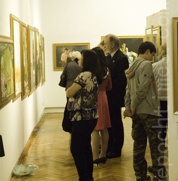 真善忍国际美展在英国东格林斯蒂德镇展出现场。(摄影:梁思成/大纪元) 真善忍国际美展在英国东格林斯蒂德镇展出现场。(摄影:梁思成/大纪元)