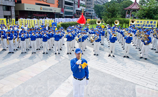 2012年7月21日,台湾法轮功学员于台中公园举行720反迫害游行与集会。(摄影:陈柏州 / 大纪元) 2012年7月21日,台湾法轮功学员于台中公园举行720反迫害游行与集会。(摄影:陈柏州 / 大纪元)