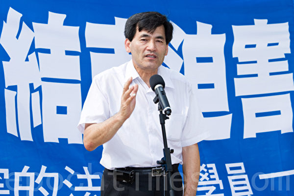 2012年7月21日,台湾法轮功学员在台中公园举行“拯救善良、结束迫害”紧急救援行动记者会,台中市议员刘锦和表示,按手印就是要让中共了解什么是民主自由,极权一定要被改变。(摄影:陈柏州 / 大纪元) 2012年7月21日,台湾法轮功学员在台中公园举行“拯救善良、结束迫害”紧急救援行动记者会,台中市议员刘锦和表示,按手印就是要让中共了解什么是民主自由,极权一定要被改变。(摄影:陈柏州 / 大纪元)