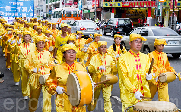 2012年7月21日,台湾法轮功学员于台中市举行720反迫害游行。(摄影:陈柏州 / 大纪元) 2012年7月21日,台湾法轮功学员于台中市举行720反迫害游行。(摄影:陈柏州 / 大纪元)