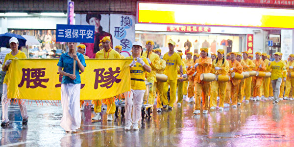 2012年7月21日,台湾法轮功学员于台中市举行720反迫害游行,绵延1公里长的游行队伍无惧雷雨,期盼唤醒社会良知,共同制止中共的残酷迫害。(摄影:陈柏州 / 大纪元) 2012年7月21日,台湾法轮功学员于台中市举行720反迫害游行,绵延1公里长的游行队伍无惧雷雨,期盼唤醒社会良知,共同制止中共的残酷迫害。(摄影:陈柏州 / 大纪元)