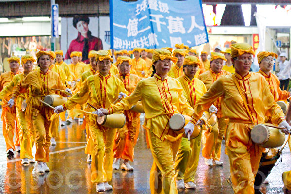 2012年7月21日,台湾法轮功学员于台中市举行720反迫害游行,绵延1公里长的游行队伍无惧雷雨,期盼唤醒社会良知,共同制止中共的残酷迫害。(摄影:陈柏州 / 大纪元) 2012年7月21日,台湾法轮功学员于台中市举行720反迫害游行,绵延1公里长的游行队伍无惧雷雨,期盼唤醒社会良知,共同制止中共的残酷迫害。(摄影:陈柏州 / 大纪元)