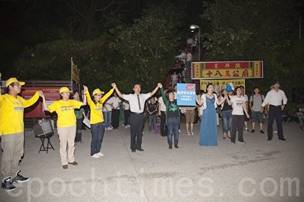 大家手联手,齐心呼吁紧急营救台湾法功学员钟鼎邦。(摄影:郑顺利/大纪元) 大家手联手,齐心呼吁紧急营救台湾法功学员钟鼎邦。(摄影:郑顺利/大纪元)