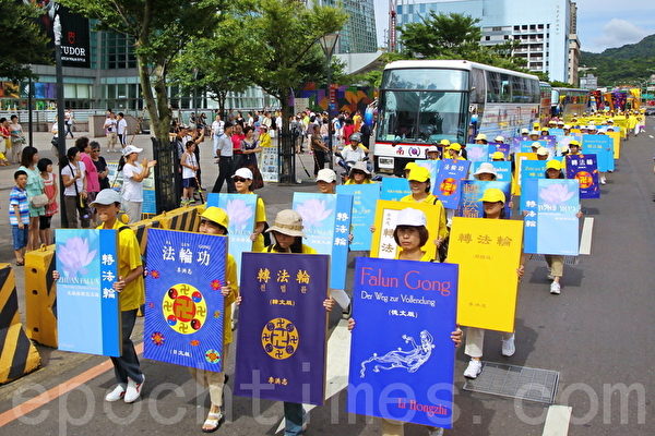 7.20台北大游行也展示多语种的转法轮,展现法轮大法洪传的盛况。(摄影:林伯东/大纪元) 7.20台北大游行也展示多语种的转法轮,展现法轮大法洪传的盛况。(摄影:林伯东/大纪元)