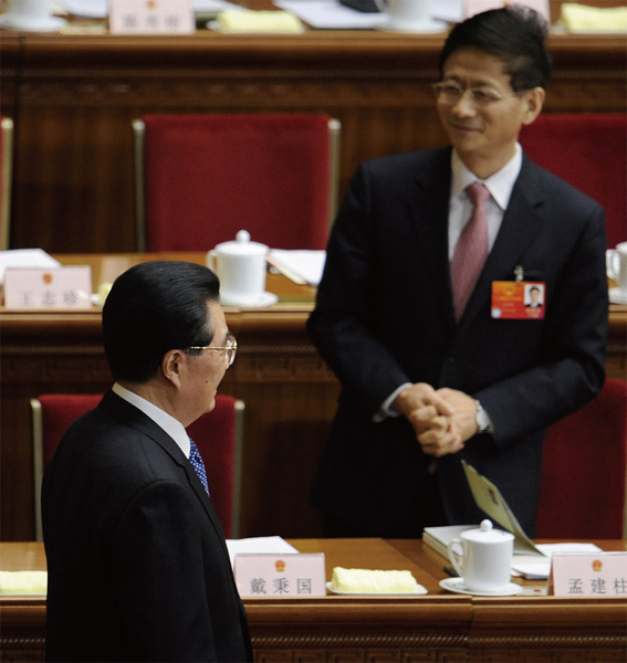 17大后,擅长农业的孟建柱(右)却突然被调任公安部当部长。据悉这是江泽民和周永康商量后的把戏,以孟不懂公安业务而让周遂行远程遥控。(AFP) 17大后,擅长农业的孟建柱(右)却突然被调任公安部当部长。据悉这是江泽民和周永康商量后的把戏,以孟不懂公安业务而让周遂行远程遥控。(AFP)