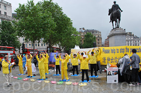 2012年7月20日,英国法轮功学员在伦敦鸽子广场举办反迫害13周年活动。(摄影:霄鸣/大纪元) 2012年7月20日,英国法轮功学员在伦敦鸽子广场举办反迫害13周年活动。(摄影:霄鸣/大纪元)