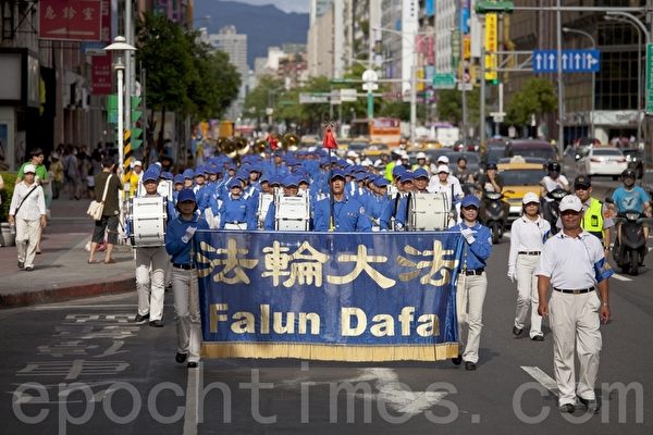 由全台270名法轮功学员组成的天国乐团,沿途吹奏呈现壮阔气势,引起旅客关注。(摄影:吴柏桦/大纪元) 由全台270名法轮功学员组成的天国乐团,沿途吹奏呈现壮阔气势,引起旅客关注。(摄影:吴柏桦/大纪元)
