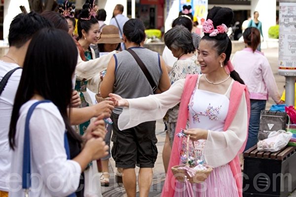 游行队伍还有法轮功女学员穿着仙女服饰,传递法轮大法的真相资料和小卡片,受到路人的喜爱。(摄影:吴柏桦/大纪元) 游行队伍还有法轮功女学员穿着仙女服饰,传递法轮大法的真相资料和小卡片,受到路人的喜爱。(摄影:吴柏桦/大纪元)