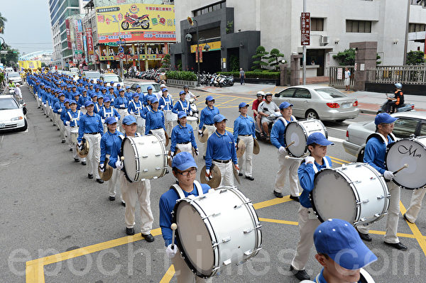 2012年7月21日,台湾法轮功学员于台中市举行720反迫害游行。(摄影:苏玉芬/大纪元)
2012年7月21日,台湾法轮功学员于台中市举行720反迫害游行。(摄影:苏玉芬/大纪元)