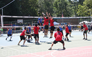 第25屆「紐約華人排球迷你賽」7月22日在曼哈頓華埠蘇域柏公園進行，32隊進入星期日的最後角逐。（攝影﹕蔡溶/大紀元）