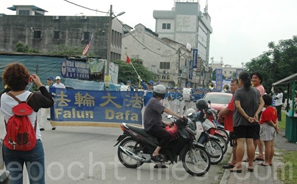 马来西亚退党服务中心首次来到早年一度被列为马共黑区的士毛月举行声援三退活动,引起民众关注。(摄影:徐长乐/大纪元) 马来西亚退党服务中心首次来到早年一度被列为马共黑区的士毛月举行声援三退活动,引起民众关注。(摄影:徐长乐/大纪元)