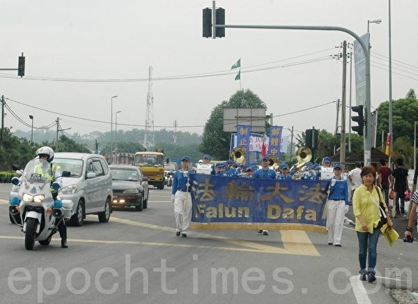 声援三退游行队伍在天国乐团引领,交通警察的协助开路下浩荡出发。(摄影:徐长乐/大纪元) 声援三退游行队伍在天国乐团引领,交通警察的协助开路下浩荡出发。(摄影:徐长乐/大纪元)