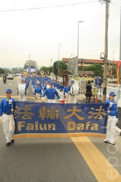 声援三退游行队伍在天国乐团引领下浩荡出发。(摄影:滕飞/大纪元) 声援三退游行队伍在天国乐团引领下浩荡出发。(摄影:滕飞/大纪元)