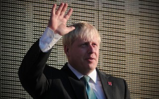 2012年7月26日，倫敦市長Boris Johnson在海德公園迎接聖火（CARL COURT/AFP)