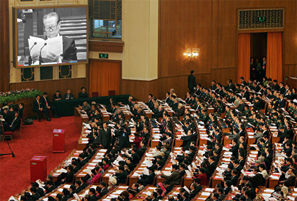 中共每五年一次的全国党员代表大会被视为是中共权斗的重要脉络,既是之前各方角斗的分晓,又是下一个缠斗的开始。图为中共第17届全国党员代表大会闭幕会议。(AFP)
中共每五年一次的全国党员代表大会被视为是中共权斗的重要脉络,既是之前各方角斗的分晓,又是下一个缠斗的开始。图为中共第17届全国党员代表大会闭幕会议。(AFP)