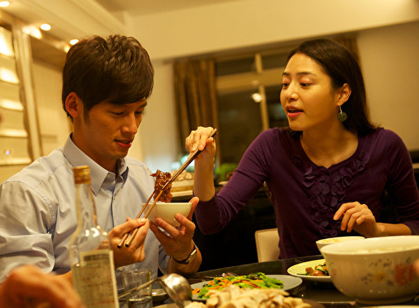 《候鸟来的季节》剧照,图为白歆惠(右)与温昇豪。(图/三映电影提供) 《候鸟来的季节》剧照,图为白歆惠(右)与温昇豪。(图/三映电影提供)