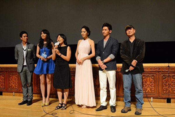 《候鸟来的季节》于台北电影节举行电影世界首映,蔡银娟导演率领剧中主要演员温昇豪、白歆惠、庄凯勋和海伦清桃一同盛装出席。(图/威视提供)
《候鸟来的季节》于台北电影节举行电影世界首映,蔡银娟导演率领剧中主要演员温昇豪、白歆惠、庄凯勋和海伦清桃一同盛装出席。(图/威视提供)