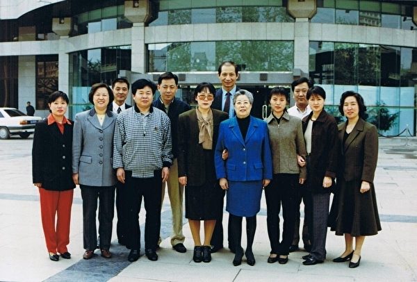 多年前担任中共国务院官员的张亦洁与前国务院副总理吴仪合影。(新唐人) 多年前担任中共国务院官员的张亦洁与前国务院副总理吴仪合影。(新唐人)