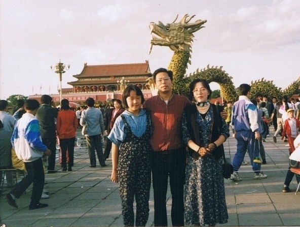 张亦洁与家人 (新唐人) 张亦洁与家人 (新唐人)
