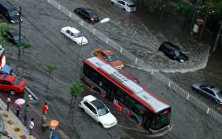 北京雨灾被“看奥运”转移 官方改称死亡77人