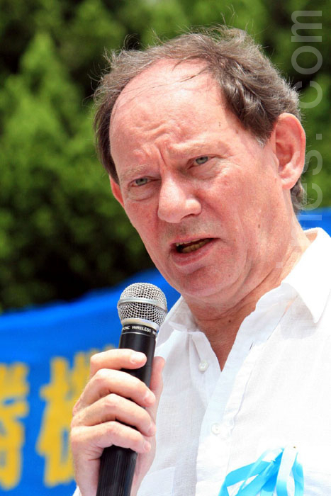 欧洲议会副主席爱德华-麦克米兰‧史考特致函马英九,呼吁紧急营救钟鼎邦。图为其在香港参加声援退党集会时的画面。(大纪元资料室) 欧洲议会副主席爱德华-麦克米兰‧史考特致函马英九,呼吁紧急营救钟鼎邦。图为其在香港参加声援退党集会时的画面。(大纪元资料室)