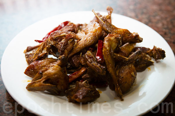 “炒鹌鹑”美味营养丰富,远近闻名 (摄影:爱德华/大纪元) “炒鹌鹑”美味营养丰富,远近闻名 (摄影:爱德华/大纪元)