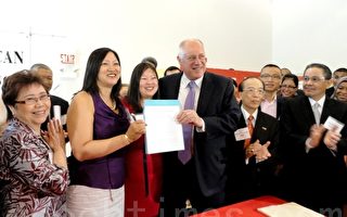 伊州长签署“亚裔平等就业法案”