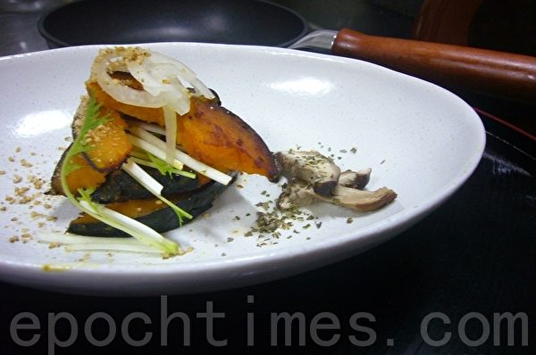 甜南瓜醋沙拉爽口香甜又营养,可以当一餐轻食,也可以当开胃菜,又是健康素食。(摄影:家和/大纪元) 甜南瓜醋沙拉爽口香甜又营养,可以当一餐轻食,也可以当开胃菜,又是健康素食。(摄影:家和/大纪元)