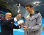 2012年8月4日，奥组委胡里奥•马廖内颁发给“飞鱼”菲尔普斯，“史上最伟大的奥林匹克运动员”奖杯。（Al Bello/Getty Images）