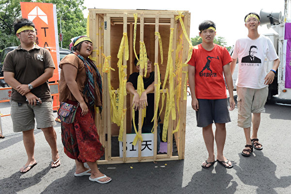 反媒体巨兽青年联盟加入营救钟鼎邦行动,总指挥林飞帆“自囚”,旺中扬言控告的学生陈为廷(右二),及其他学生加入声援。(摄影:苏玉芬/ 大纪元) 反媒体巨兽青年联盟加入营救钟鼎邦行动,总指挥林飞帆“自囚”,旺中扬言控告的学生陈为廷(右二),及其他学生加入声援。(摄影:苏玉芬/ 大纪元)