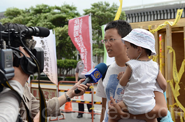 纪录片导演陈育青携二岁的女儿前来参与“自囚”行动,希望台湾政府别丧失人民的信任。(摄影:苏玉芬/ 大纪元) 纪录片导演陈育青携二岁的女儿前来参与“自囚”行动,希望台湾政府别丧失人民的信任。(摄影:苏玉芬/ 大纪元)