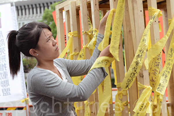 女儿钟爱连日来的奔走呼吁,即使遇到挫折也不退缩,唤起了许多青年学子的关心,令同学感到钦佩。(摄影:苏玉芬/ 大纪元) 女儿钟爱连日来的奔走呼吁,即使遇到挫折也不退缩,唤起了许多青年学子的关心,令同学感到钦佩。(摄影:苏玉芬/ 大纪元)