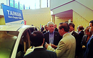 密西根州长参观台湾电动车展出