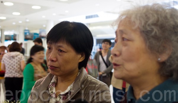 13年的别离,曾经被中共非法关押、最后一次坐牢长达8年的陶月兰,在澳洲悉尼,终于再次看到姐姐,她百感交集,流下激动的泪水。图为陶月兰(左)在接受媒体的采访。(摄影:袁丽/大纪元) 13年的别离,曾经被中共非法关押、最后一次坐牢长达8年的陶月兰,在澳洲悉尼,终于再次看到姐姐,她百感交集,流下激动的泪水。图为陶月兰(左)在接受媒体的采访。(摄影:袁丽/大纪元)