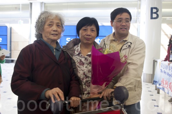 下了飞机的陶月兰与前来迎接的姐姐陶月芳、外甥李元华一同合影。(摄影:袁丽/大纪元)
下了飞机的陶月兰与前来迎接的姐姐陶月芳、外甥李元华一同合影。(摄影:袁丽/大纪元)