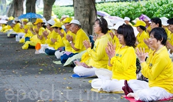 台湾法轮功学员9日一大早就在圆山饭店附近拉起横幅、静坐、炼功,和平理性地向来台参加第八次江陈会的中共代表、大陆海协会会长陈云林,表达“法轮大法好、停止迫害法轮功、还我钟鼎邦”之诉求。(摄影:陈柏州 / 大纪元) 台湾法轮功学员9日一大早就在圆山饭店附近拉起横幅、静坐、炼功,和平理性地向来台参加第八次江陈会的中共代表、大陆海协会会长陈云林,表达“法轮大法好、停止迫害法轮功、还我钟鼎邦”之诉求。(摄影:陈柏州 / 大纪元)