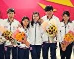 香港奧運代表團由英國倫敦返港，勇奪銅牌的單車選手李慧詩（中）表示心情興奮，感謝家人及教練支持。（攝影：宋祥龍／大紀元）