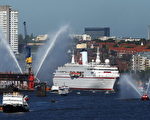 “德国号”游轮驶入码头的壮观场面（Joern Pollex/Bongarts/Getty Images）