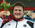 四年前德國運動員施泰納在北京奧運會上獲得超重量級舉重冠軍。（Al Bello/Getty Iamges）