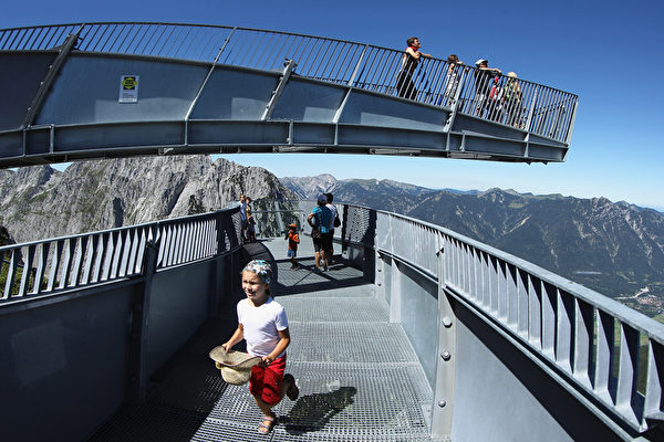 游客在Alpspix观景台欣赏美景。（Johannes Simon/Getty Images）