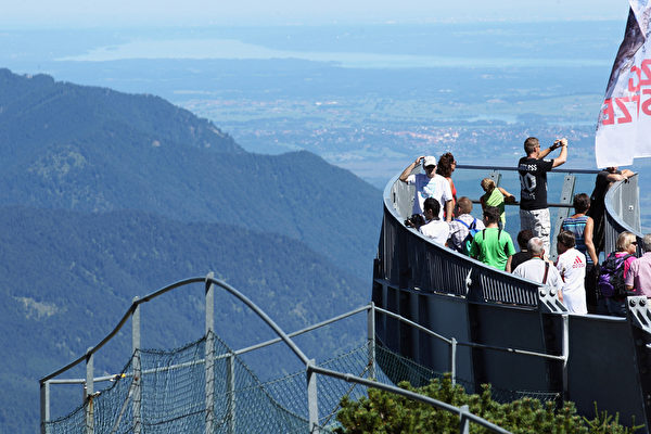 游客在Alpspix观景台欣赏美景。（Johannes Simon/Getty Images）