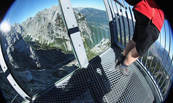 Alpspix观景台平台底部为格子状间隔，末端是透明玻璃墙。（Johannes Simon/Getty Images）