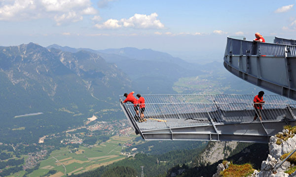 在德国Alpspix观景台可鸟瞰加米施镇和阿尔卑斯山自然美景。（CHRISTOF STACHE / AFP）