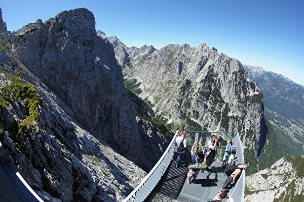 游客在Alpspix观景台欣赏美景。（Johannes Simon/Getty Images) 