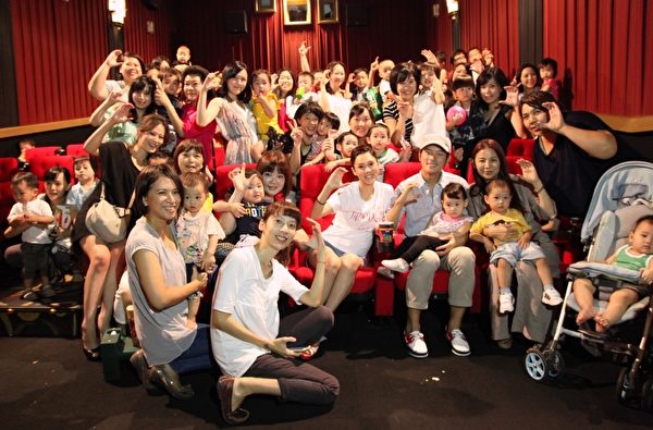 《犀利人妻最終回:幸福男.不難》票房開出紅盤,影迷攜家帶幼上電視院。(圖/穀得電影提供)
《犀利人妻最終回:幸福男.不難》票房開出紅盤,影迷攜家帶幼上電視院。(圖/穀得電影提供)