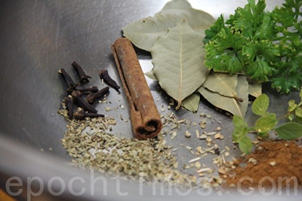 新鮮荷蘭芹、奧勒岡(乾燥)、丁香、肉桂、月桂葉、眾香子粉(攝影:ALEX/大紀元) 新鮮荷蘭芹、奧勒岡(乾燥)、丁香、肉桂、月桂葉、眾香子粉(攝影:ALEX/大紀元)