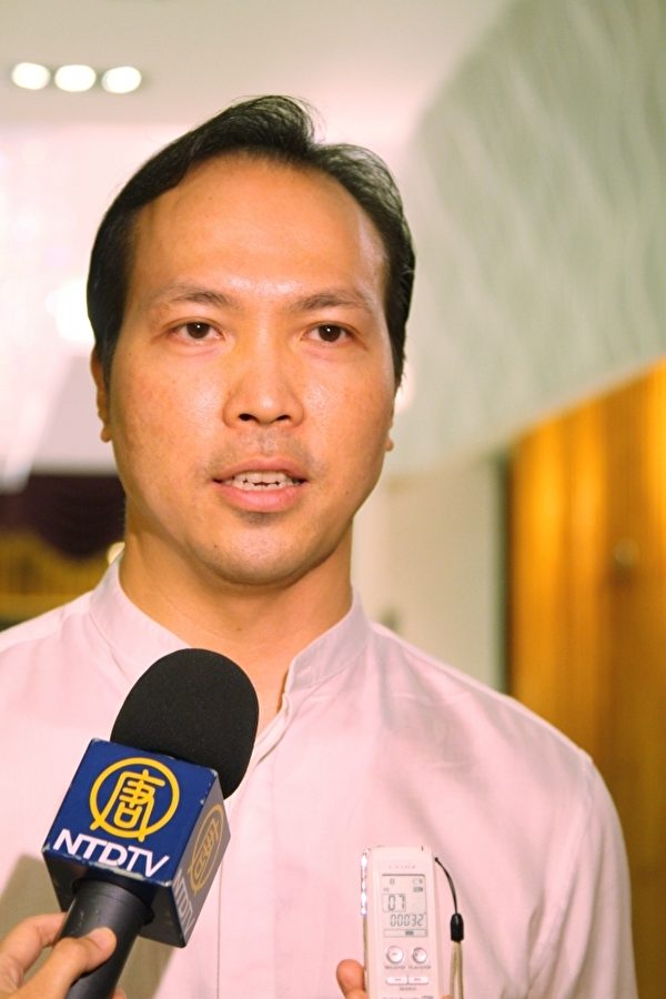 小提琴家洪翊骞表示,在餐会上拉小提琴的临场感更丰富。(摄影:许享富/大纪元) 小提琴家洪翊骞表示,在餐会上拉小提琴的临场感更丰富。(摄影:许享富/大纪元)