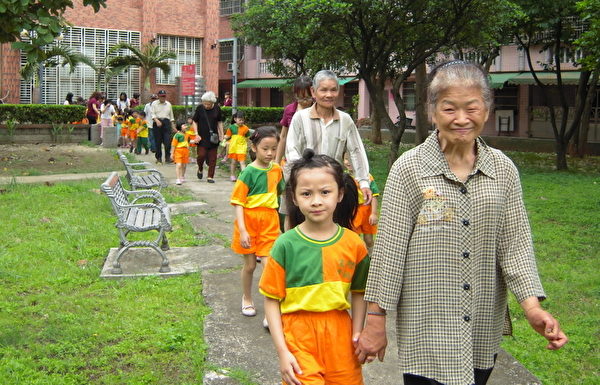 宋屋國小附設幼稚園小朋友陪老人家遊園(攝影:徐乃義/大紀元) 宋屋國小附設幼稚園小朋友陪老人家遊園(攝影:徐乃義/大紀元)