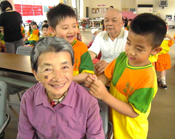 宋屋國小附設幼稚園小朋友幫老人家搥背關心老人(攝影:徐乃義/大紀元) 宋屋國小附設幼稚園小朋友幫老人家搥背關心老人(攝影:徐乃義/大紀元)